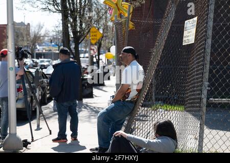 White Plains, New York, USA. April 2021. Fans zollen DMX, EARL SIMMONS, an einem Make-Shift-Denkmal gegenüber dem White Plains Hospital in White Plains New York Tribut. DMX wurde letzten Sonntag nach dem Zusammenbruch zu Hause ins Krankenhaus gebracht und steht derzeit auf Lebenserhaltungs-Unterstützung, sagten Beamte. Fans aus Connecticut, Vermont und so weit weg wie Miami zollten am späten Mittwochnachmittag Tribut. Simmons wurde nach dem Zusammenbruch zu Hause am vergangenen Sonntag ins Krankenhaus gebracht. Derzeit befindet er sich auf der Intensivstation in kritischem Zustand. Kredit: Brian Branch Price/ZUMA Wire/Alamy Live News Stockfoto