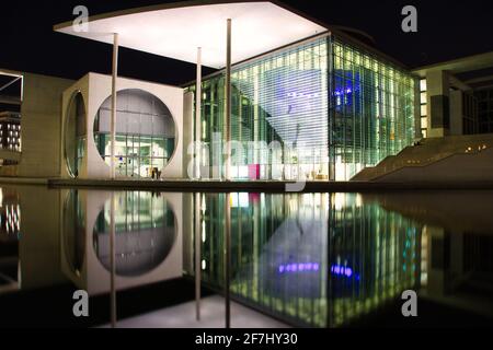 Neues Regierungsviertel in Berlin. Blick auf Spreebogen und Marie-Elisabeth-Lüders-Haus bei Nacht. Long-Engagement im März 2021. Stockfoto