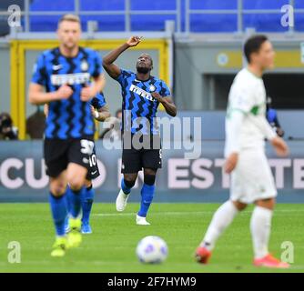 Mailand, Italien. April 2021. Romelu Lukaku von FC Inter feiert am 7. April 2021 im Rahmen eines Serie-A-Fußballspiels zwischen FC Inter und Sassuolo in Mailand, Italien. Quelle: Str/Xinhua/Alamy Live News Stockfoto