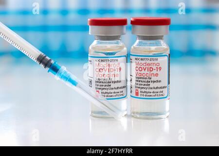 Calgary, Alberta, Kanada. 7. April 2021. Ein paar Moderna-Dosen von Covid-19-Impfstoffen auf Fläschchen und einer Injektionsspritze. Stockfoto