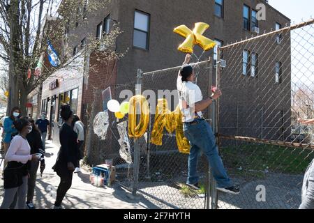 White Plains, New York, USA. April 2021. Fans zollen DMX, EARL SIMMONS, an einem Make-Shift-Denkmal gegenüber dem White Plains Hospital in White Plains New York Tribut. DMX wurde letzten Sonntag nach dem Zusammenbruch zu Hause ins Krankenhaus gebracht und steht derzeit auf Lebenserhaltungs-Unterstützung, sagten Beamte. Fans aus Connecticut, Vermont und so weit weg wie Miami zollten am späten Mittwochnachmittag Tribut. Simmons wurde nach dem Zusammenbruch zu Hause am vergangenen Sonntag ins Krankenhaus gebracht. Derzeit befindet er sich auf der Intensivstation in kritischem Zustand. Kredit: Brian Branch Price/ZUMA Wire/Alamy Live News Stockfoto