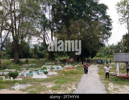 Negeri Sembilan, Malaysia - 4. Apr 2021: Kommunale Arbeit oder gotong-royong auf dem Friedhof. Diese Aktivität wird gewöhnlich von muslimen als Kommun durchgeführt Stockfoto