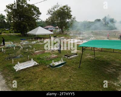 Negeri Sembilan, Malaysia - 4. Apr 2021: Kommunale Arbeit oder gotong-royong auf dem Friedhof. Diese Aktivität wird gewöhnlich von muslimen als Kommun durchgeführt Stockfoto