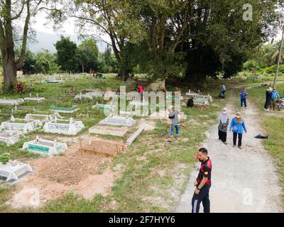 Negeri Sembilan, Malaysia - 4. Apr 2021: Kommunale Arbeit oder gotong-royong auf dem Friedhof. Diese Aktivität wird gewöhnlich von muslimen als Kommun durchgeführt Stockfoto