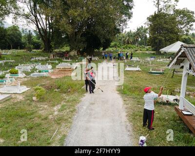 Negeri Sembilan, Malaysia - 4. Apr 2021: Kommunale Arbeit oder gotong-royong auf dem Friedhof. Diese Aktivität wird gewöhnlich von muslimen als Kommun durchgeführt Stockfoto