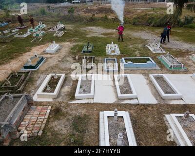 Negeri Sembilan, Malaysia - 4. Apr 2021: Kommunale Arbeit oder gotong-royong auf dem Friedhof. Diese Aktivität wird gewöhnlich von muslimen als Kommun durchgeführt Stockfoto