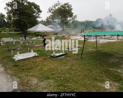 Negeri Sembilan, Malaysia - 4. Apr 2021: Kommunale Arbeit oder gotong-royong auf dem Friedhof. Diese Aktivität wird gewöhnlich von muslimen als Kommun durchgeführt Stockfoto