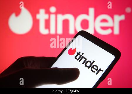 In dieser Abbildung ist das Tinder-Logo einer US-amerikanischen Anwendung für geosoziale Netzwerke und Online-Dating auf einem Smartphone- und pc-Bildschirm zu sehen. Stockfoto