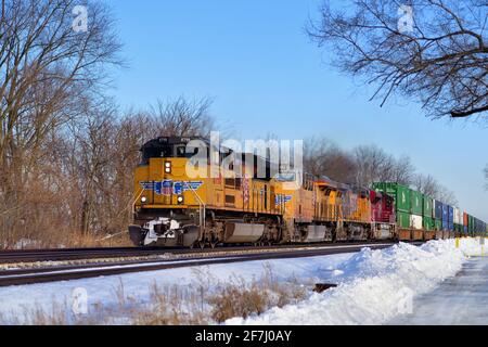 La Fox, Illinois, USA. Vier Lokomotiven der Union Pacific Railroad führen einen Container- oder Güterzug in Richtung Westen. Stockfoto