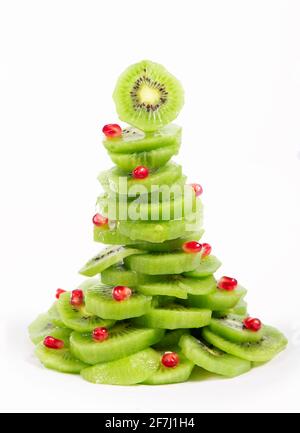 Weihnachtsbaum Obstsalat mit Kiwi und Granatapfel. Stockfoto