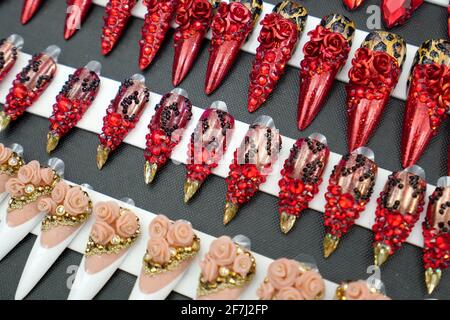 Backstage in der BLONDES x Moulin Rouge Spring 2020 Collection mit Nägeln von Creative Nail Design CND, die am Montag, 9. September 2019, im Al Hirschfeld Theater in New York City während der NYFW The Shows stattfand. Jennifer Graylock-Graylock.com Stockfoto