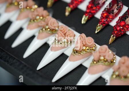 Backstage in der BLONDES x Moulin Rouge Spring 2020 Collection mit Nägeln von Creative Nail Design CND, die am Montag, 9. September 2019, im Al Hirschfeld Theater in New York City während der NYFW The Shows stattfand. Jennifer Graylock-Graylock.com Stockfoto