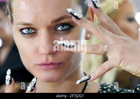 Backstage in der BLONDES x Moulin Rouge Spring 2020 Collection mit Nägeln von Creative Nail Design CND, die am Montag, 9. September 2019, im Al Hirschfeld Theater in New York City während der NYFW The Shows stattfand. Jennifer Graylock-Graylock.com Stockfoto