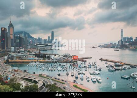 Epische Luftaufnahme der Nachtszene von Victoria Harbour, Hong Kong, in der goldenen Stunde. Berühmtes Reiseziel, Metropole Stockfoto