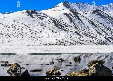 Berglandschaft. Der malerische Gurudogmar Lake ist einer der höchsten Seen der Welt in Sikkim, Indien, und liegt auf einer Höhe von 5,430 m. Stockfoto