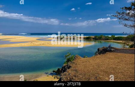 Beim Betreten des traditionellen Dorfs von Ratenggaro fühlten sich die Besucher wie in der Megalithzeit, vor etwa 4,500 Jahren, wo sie dort waren Stockfoto