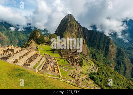 Morgennebel in der inkastruine Machu Picchu, Cusco, Peru. Stockfoto