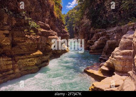 Erkunden Sie den Wasserfall TANGGEDU, der sich im Dorf Tanggedu, Bezirk Kanatang, Regency East Sumba, East Nusa Tenggara, Indonesien befindet. Aufgenommen Stockfoto