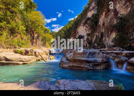 Der Tanggedu-Wasserfall, der von den Besuchern als Grand Canyon of East Sumba bezeichnet wird, ist ein Wasserfall, der im Dorf Tanggedu, Bezirk Kanatang, East Sum, liegt Stockfoto