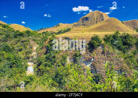 Erkunden Sie den Wasserfall TANGGEDU, der sich im Dorf Tanggedu, Bezirk Kanatang, Regency East Sumba, East Nusa Tenggara, Indonesien befindet. Aufgenommen Stockfoto