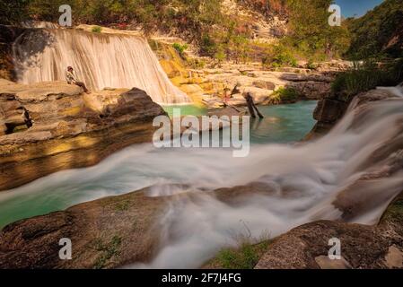 Erkunden Sie den Wasserfall TANGGEDU, der sich im Dorf Tanggedu, Bezirk Kanatang, Regency East Sumba, East Nusa Tenggara, Indonesien befindet. Aufgenommen Stockfoto