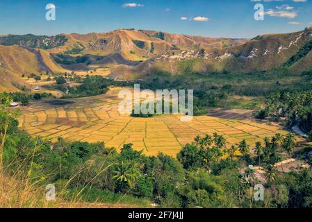 Erkunden Sie den Wasserfall TANGGEDU, der sich im Dorf Tanggedu, Bezirk Kanatang, Regency East Sumba, East Nusa Tenggara, Indonesien befindet. Aufgenommen Stockfoto