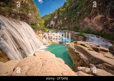 Erkunden Sie den Wasserfall TANGGEDU, der sich im Dorf Tanggedu, Bezirk Kanatang, Regency East Sumba, East Nusa Tenggara, Indonesien befindet. Aufgenommen Stockfoto