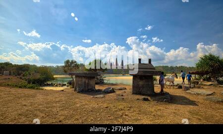 Die Größe und die Skulptur jedes Steingrabes verleiht den Überresten der Vorfahren einen magischen und tiefen Eindruck. Die Form, die einem flachen und großen Tabl ähnelt Stockfoto