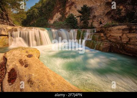 Erkunden Sie den Wasserfall TANGGEDU, der sich im Dorf Tanggedu, Bezirk Kanatang, Regency East Sumba, East Nusa Tenggara, Indonesien befindet. Aufgenommen Stockfoto