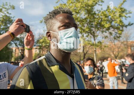 Die Nationalpolizei, die heute Mittwochnachmittag auf der Plaza de la Constitucion, bekannt als der rote Platz von Vallecas, eingesetzt wurde, um die Sicherheit in dem von Vox einberufene Wahlkampfgesetz zu gewährleisten, musste gegen einige der in der Region konzentrierten Gruppen von Randalierern Anklage erheben. Mindestens zwei Personen wurden verhaftet und 14 mussten von Samur wegen Prellungen, Lücken und Abschürfungen behandelt werden. Unter den Verletzten war ein Polizist mit einer Schulterverrenkung und ein Vox-Stellvertreter, Angel Lopez, der ins Krankenhaus musste. (Foto von Alberto Sibaja/Pacific Press) Stockfoto