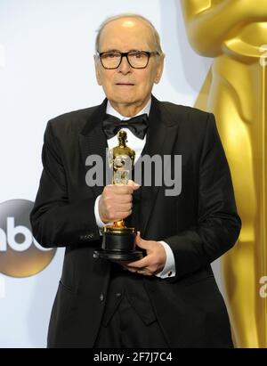 Komponist Ennio Morricone im Presseraum während der 88. Oscar-Verleihung, die am Sonntag, 28. Februar 2016 im Dolby Theater in Hollywood, Kalifornien, stattfand. Foto von Jennifer Graylock-Graylock.com 917-519-7666 Stockfoto