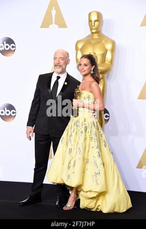 Oscar-Preisträger J. K. Simmons, Alicia Vikander im Presseraum während der 88. Oscar-Verleihung, The Oscars, die am Sonntag, 28. Februar 2016 im Dolby Theater in Hollywood, Kalifornien, stattfand. Foto von Jennifer Graylock-Graylock.com 917-519-7666 Stockfoto