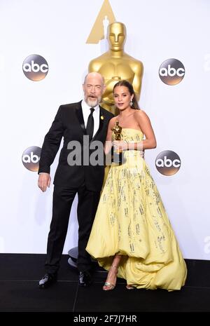 Oscar-Preisträger J. K. Simmons, Alicia Vikander im Presseraum während der 88. Oscar-Verleihung, The Oscars, die am Sonntag, 28. Februar 2016 im Dolby Theater in Hollywood, Kalifornien, stattfand. Foto von Jennifer Graylock-Graylock.com 917-519-7666 Stockfoto