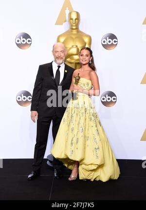 Oscar-Preisträger J. K. Simmons, Alicia Vikander im Presseraum während der 88. Oscar-Verleihung, The Oscars, die am Sonntag, 28. Februar 2016 im Dolby Theater in Hollywood, Kalifornien, stattfand. Foto von Jennifer Graylock-Graylock.com 917-519-7666 Stockfoto