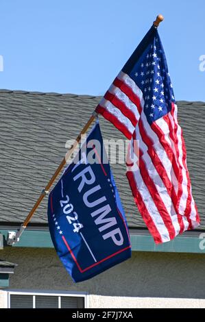 Ein Haus in der 721 W Citrus St zeigt am Sonntag, den 21. Februar 2021 in Colton, Kalifornien, eine „Trump 2024“-Flagge unter der amerikanischen Flagge (Dylan Stewart/Bild von Stockfoto