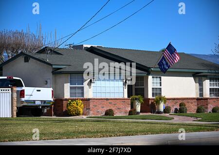 Ein Haus in der 721 W Citrus St zeigt am Sonntag, den 21. Februar 2021 in Colton, Kalifornien, eine „Trump 2024“-Flagge unter der amerikanischen Flagge (Dylan Stewart/Bild von Stockfoto