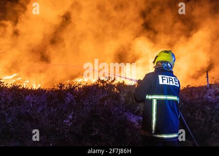 Bantry, West Cork, Irland. April 2021. Ein massives Gorse-Feuer dezimierte Hunderte von Hektar in Seskin, Bantry, durch die Nacht. Drei Einheiten der Bantry Fire Brigade nahmen am Tatort Teil und brachten durch den Einsatz kontrollierter Verbrennungen, Schläuche und Quirle das Feuer unter Kontrolle. Es wird vermutet, dass das Feuer absichtlich ausgelöst wurde. Quelle: AG News/Alamy Live News Stockfoto