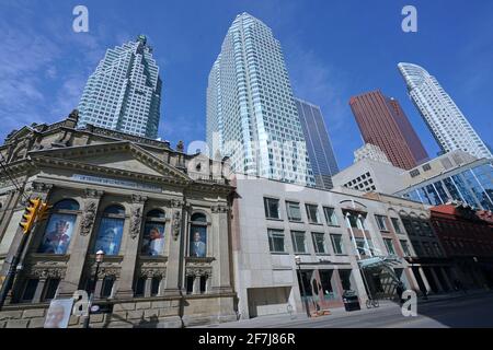 Toronto, Kanada - 5. April 2021: Eine Weitwinkelansicht der Yonge Street im Finanzviertel von Toronto, mit den Hauptbüros der größten Banken Kanadas b Stockfoto