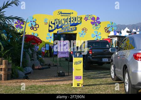 Allgemeine Gesamtansicht eines Paramount+ Drive-in-Films mit dem Spongebob-Film : Sponge auf der Flucht im Rose Bowl, Freitag, 26. Februar 2021 in Pasadena Stockfoto