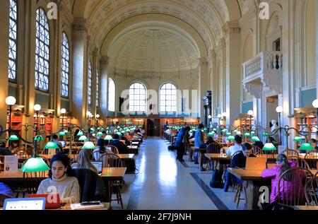 Die Statuen von Akademikern und Gelehrten in der Hauptlesung Zimmer aka Bates Hall in Boston Central Library.Back Bay.Boston.Massachusetts.USA Stockfoto