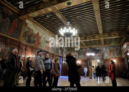 Besucher besuchen die Abbey Room Murals of the Quest und Der Heilige Gral wurde von Edwin Austin Abbey im Inneren erreicht McKim Building of Boston Central Library.Boston.Massachusetts.USA Stockfoto