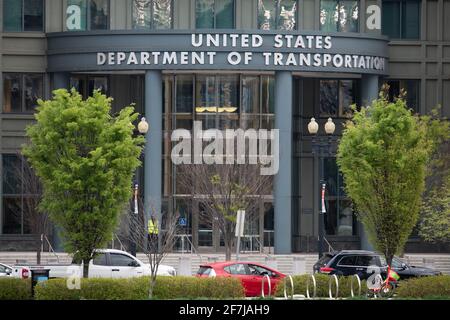 Washington, USA. April 2021. Eine allgemeine Ansicht des US-Verkehrsministeriums in Washington, DC, am Mittwoch, den 7. April 2021, Inmitten der Coronavirus-Pandemie. Die bestätigten COVID-19-Todesfälle in Amerika erreichten diese Woche 560 Tausend, und obwohl die Impfraten steigen, warnen Experten für die öffentliche Gesundheit auch vor dem Risiko steigender Fallzahlen in vielen Regionen des Landes. (Graeme Sloan/Sipa USA) Quelle: SIPA USA/Alamy Live News Stockfoto