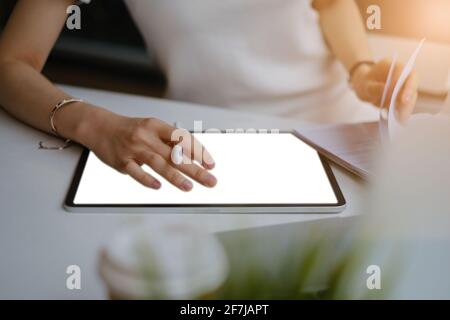 User Experience-Konzept. Creative Web Designer skizzieren Anwendung und Entwicklung von Vorlagen-Layout auf Laptop, Rahmen für digitale Geräte. Stockfoto