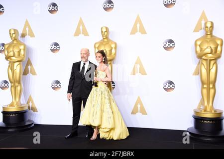 Oscar-Preisträger J. K. Simmons, Alicia Vikander im Presseraum während der 88. Oscar-Verleihung, The Oscars, die am Sonntag, 28. Februar 2016 im Dolby Theater in Hollywood, Kalifornien, stattfand. Foto von Jennifer Graylock-Graylock.com 917-519-7666 Stockfoto