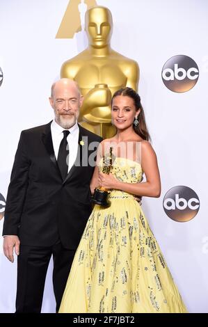 Oscar-Preisträger J. K. Simmons, Alicia Vikander im Presseraum während der 88. Oscar-Verleihung, The Oscars, die am Sonntag, 28. Februar 2016 im Dolby Theater in Hollywood, Kalifornien, stattfand. Foto von Jennifer Graylock-Graylock.com 917-519-7666 Stockfoto