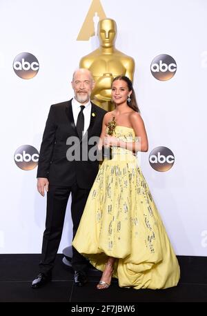 Oscar-Preisträger J. K. Simmons, Alicia Vikander im Presseraum während der 88. Oscar-Verleihung, The Oscars, die am Sonntag, 28. Februar 2016 im Dolby Theater in Hollywood, Kalifornien, stattfand. Foto von Jennifer Graylock-Graylock.com 917-519-7666 Stockfoto