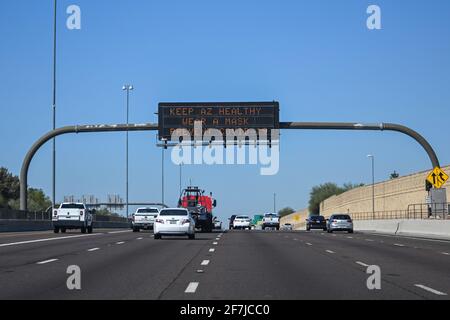 Schilder sind beleuchtet und warnen vor dem Ausbruch des neuartigen Coronavirus (COVID-19), Montag, 08. März 2021 in Phoenix, Arizona. (Dylan Stewart/Image of Sport) Stockfoto