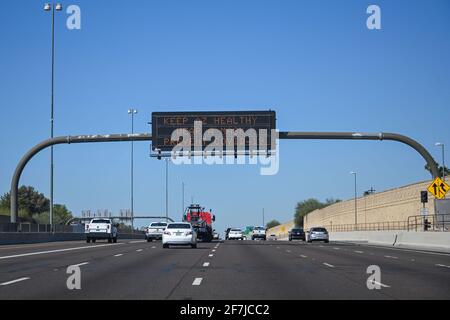 Schilder sind beleuchtet und warnen vor dem Ausbruch des neuartigen Coronavirus (COVID-19), Montag, 08. März 2021 in Phoenix, Arizona. (Dylan Stewart/Image of Sport) Stockfoto