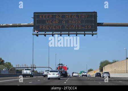 Schilder sind beleuchtet und warnen vor dem Ausbruch des neuartigen Coronavirus (COVID-19), Montag, 08. März 2021 in Phoenix, Arizona. (Dylan Stewart/Image of Sport) Stockfoto