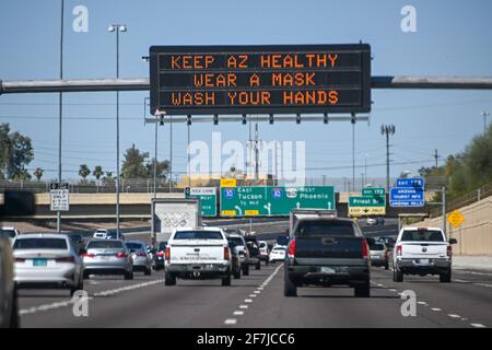 Schilder sind beleuchtet und warnen vor dem Ausbruch des neuartigen Coronavirus (COVID-19), Montag, 08. März 2021 in Phoenix, Arizona. (Dylan Stewart/Image of Sport) Stockfoto